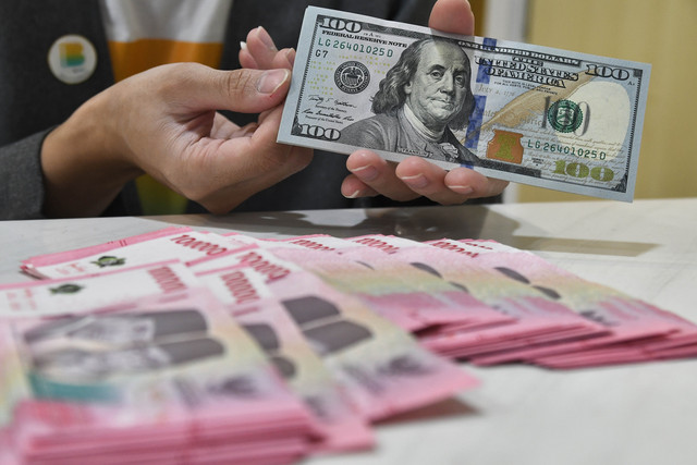 foto uang dollar dan rupaih